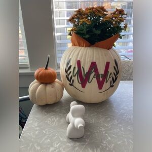White ceramic balloon animal 5”x3.5”